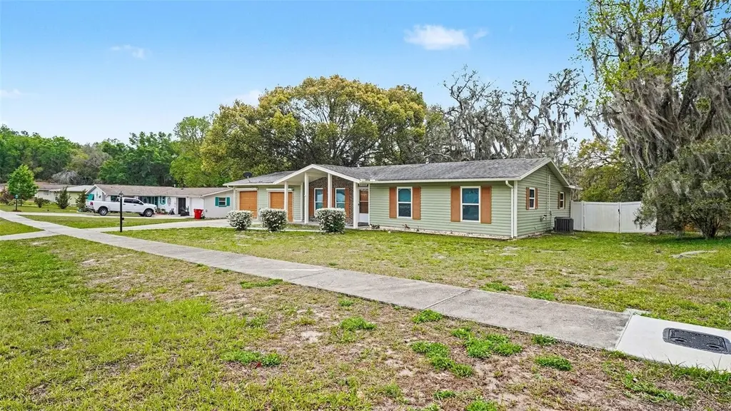 2434 W Gardenia Dr