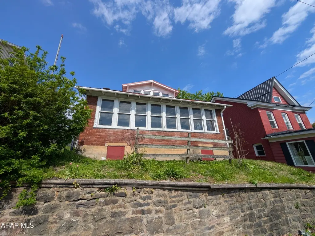 1305 N 4th Ave