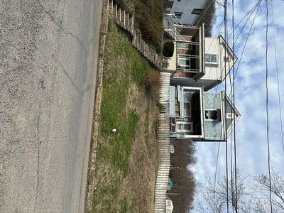 827 W 9th St
