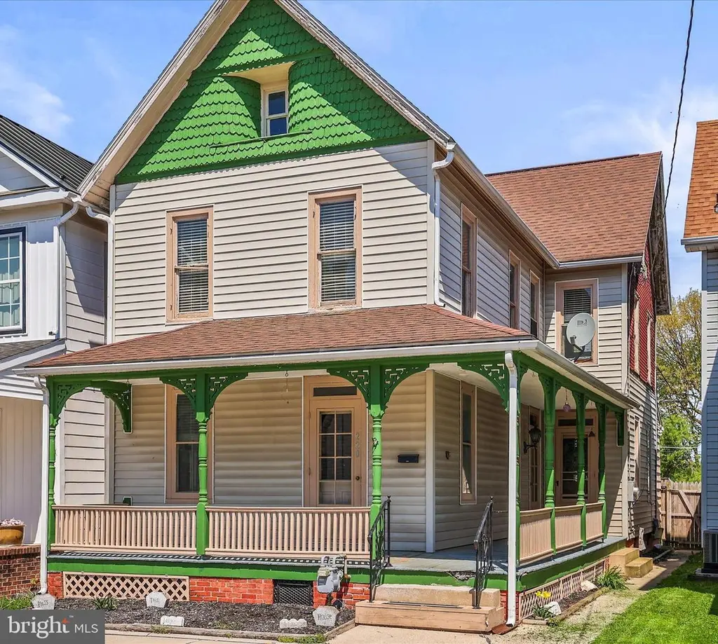 220 Locust St