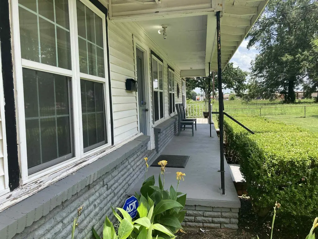 1305 E Goliad Ave