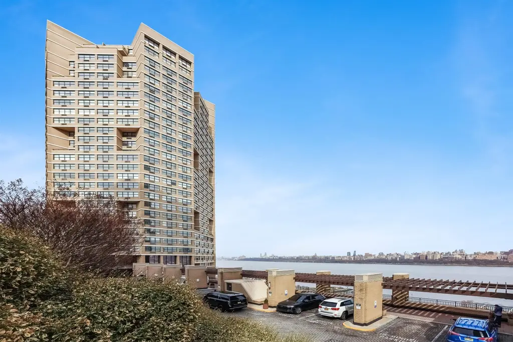7004 BLVD E Unit 4A