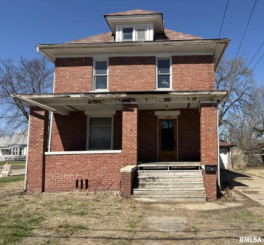 905 E South St