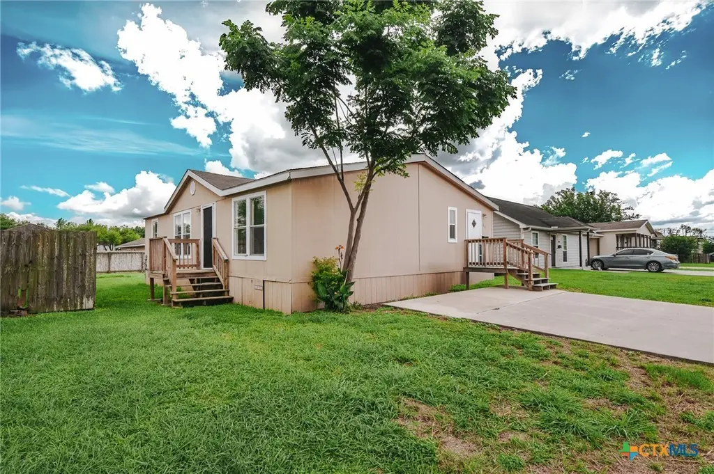 811 E Mesquite Ln