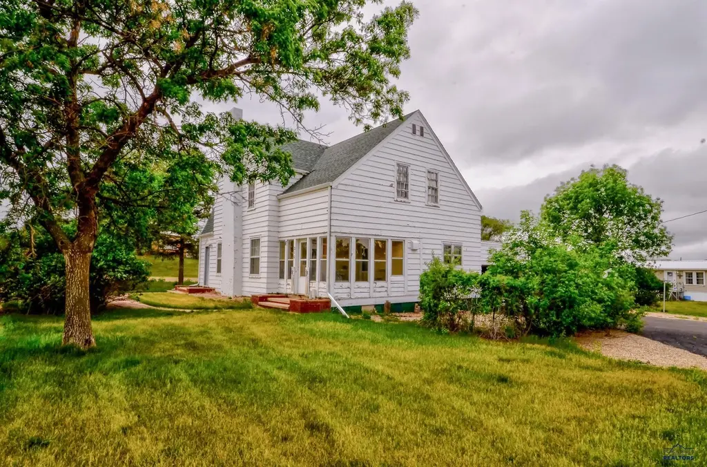 210 W 2nd St