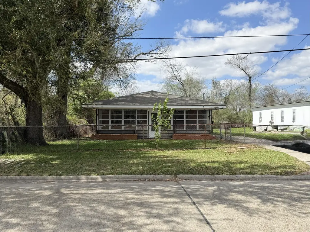 1109 Carroll