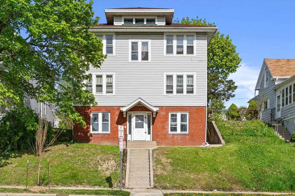 2016 Kinzie Ave