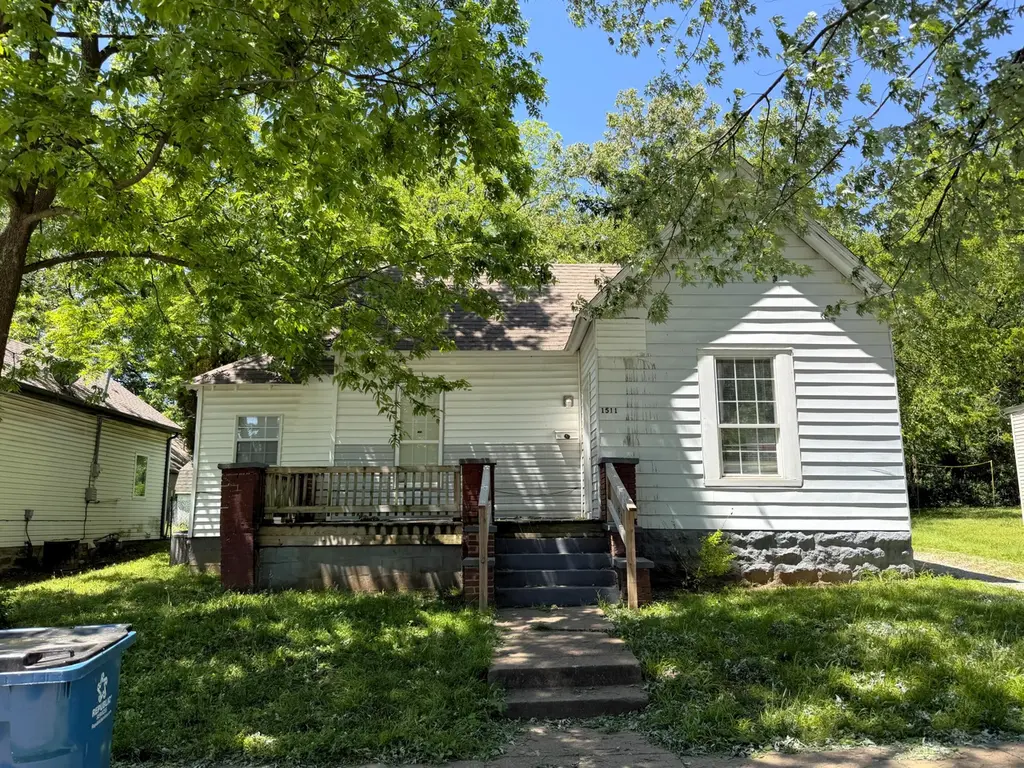 1511 N Douglas Ave