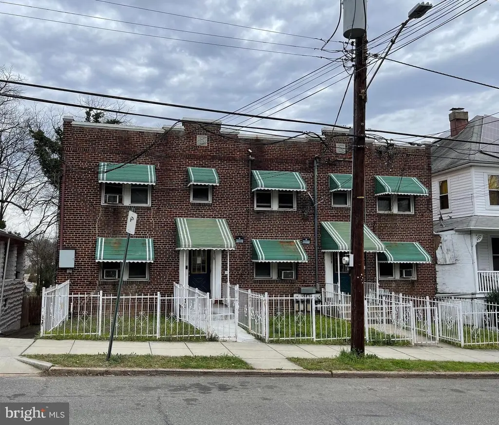 2513-15 22nd St NE