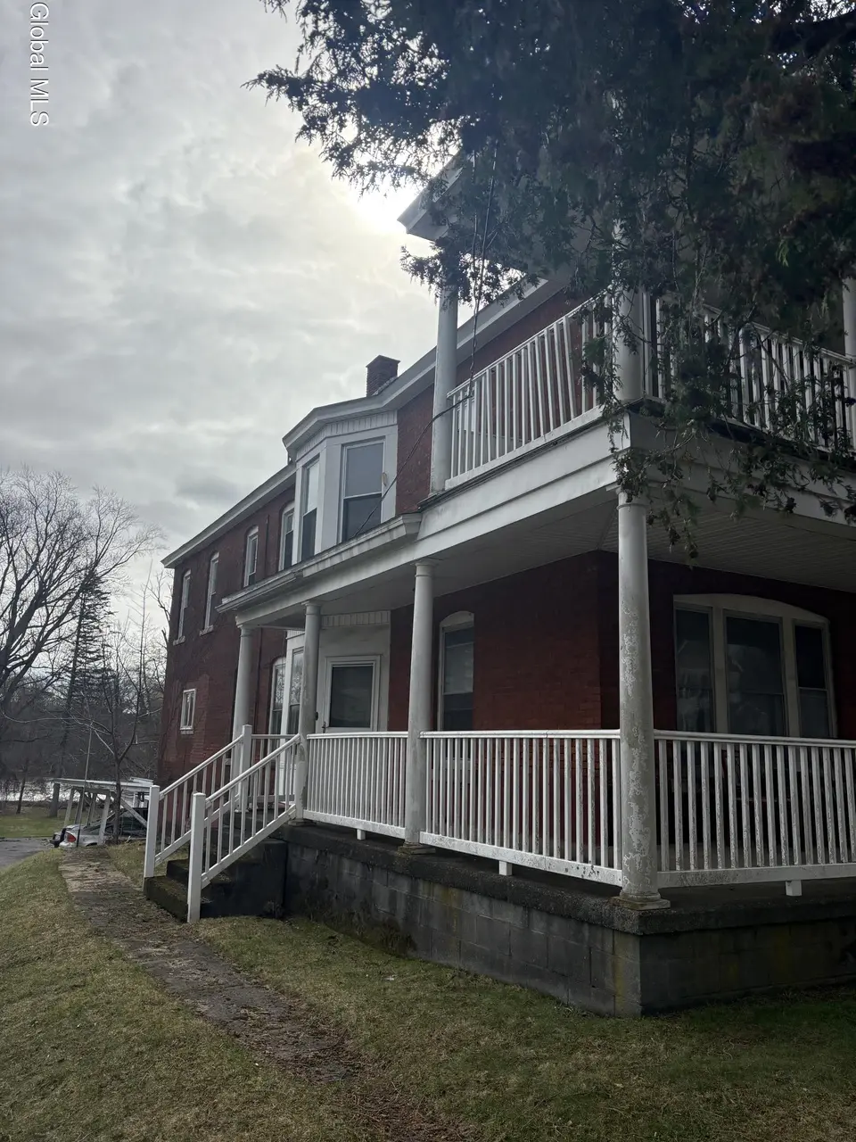 252 S Main St