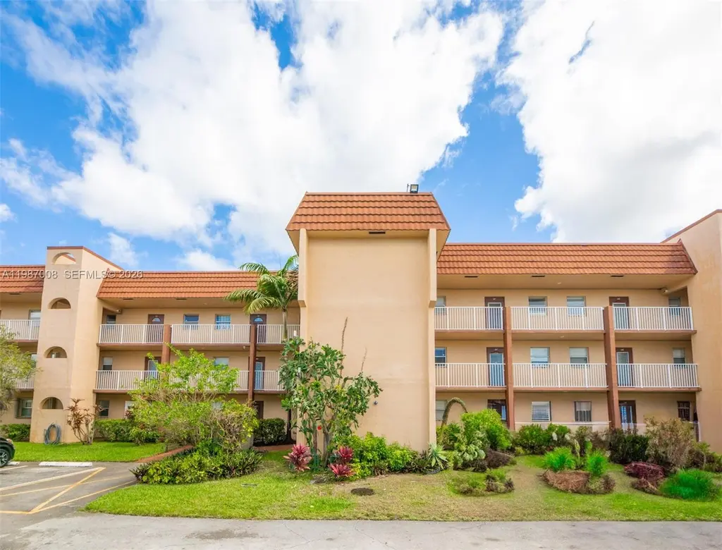 8951 Sunrise Lakes Blvd #105