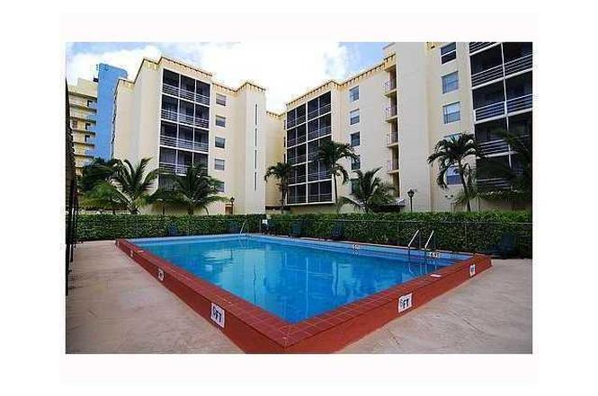 2935 NE 163rd St Unit 3P