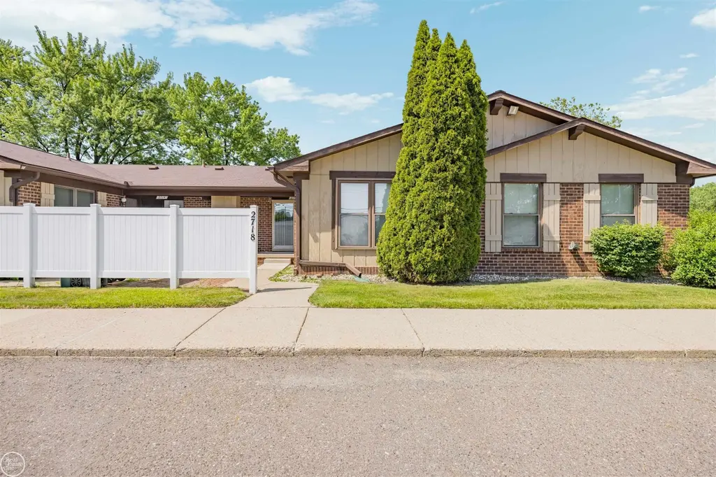 2718 Roundtree Dr
