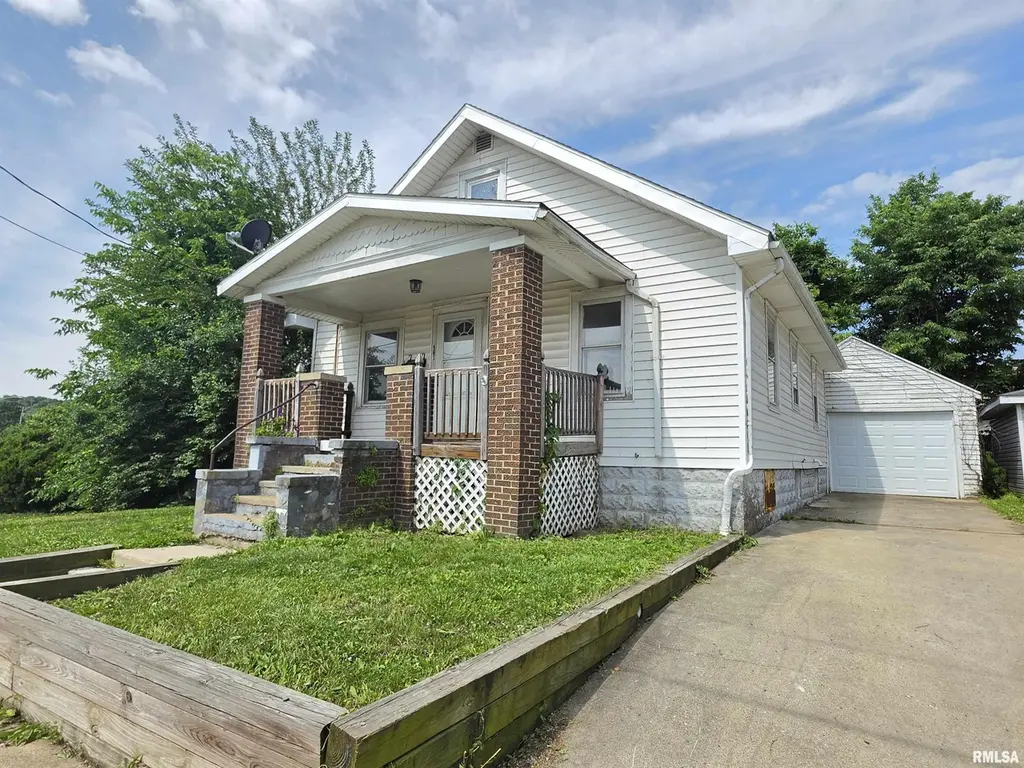 121 Pershing Pl