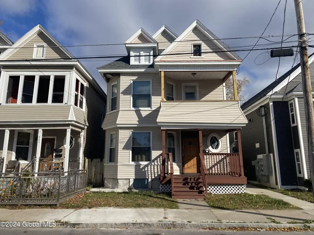 907 Delamont Ave