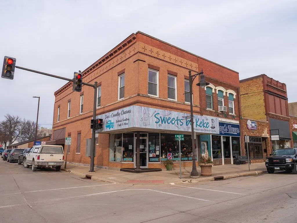 2 E Main St