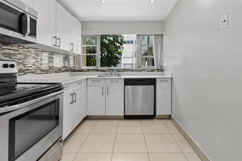 950 NE 199th St Unit 2H