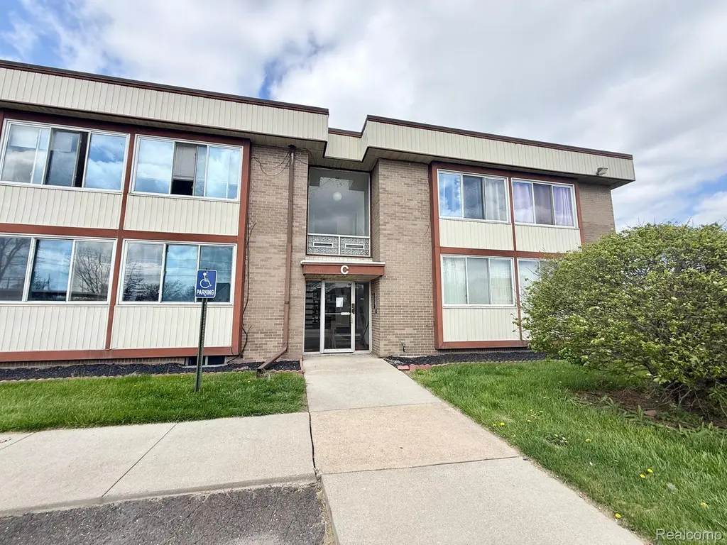 3911 Fort St Unit 211B