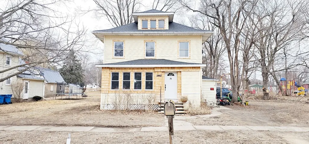 1002 Locust St