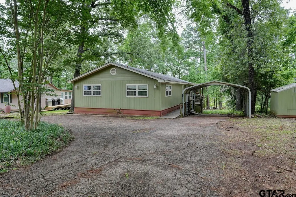 1505 Tanglewood Dr E