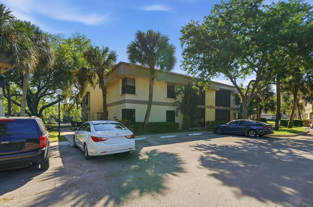 2928 Carambola Cir S