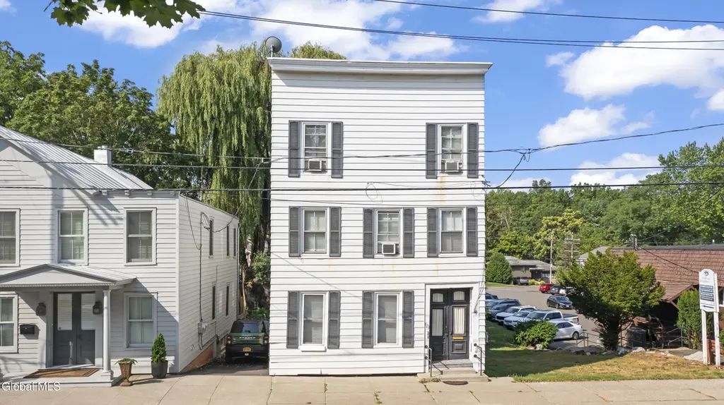 823 Warren St