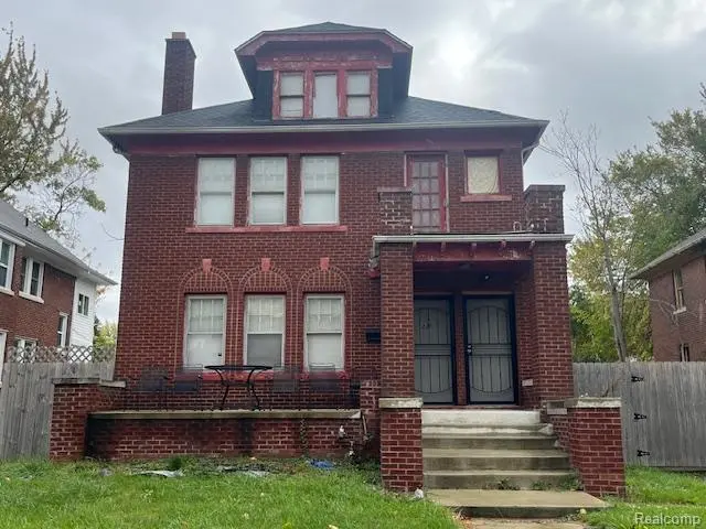 225 W Longwood Pl