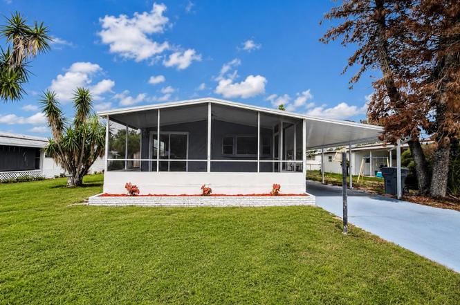 202 Caloosa Lake Cir S