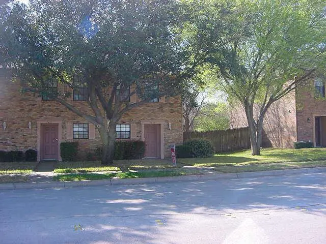 7415 Kingswood Dr