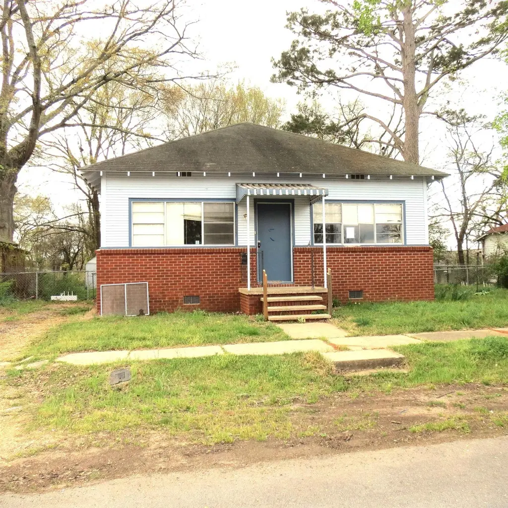 307 E Holly St