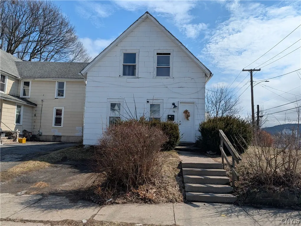 162 Oak St