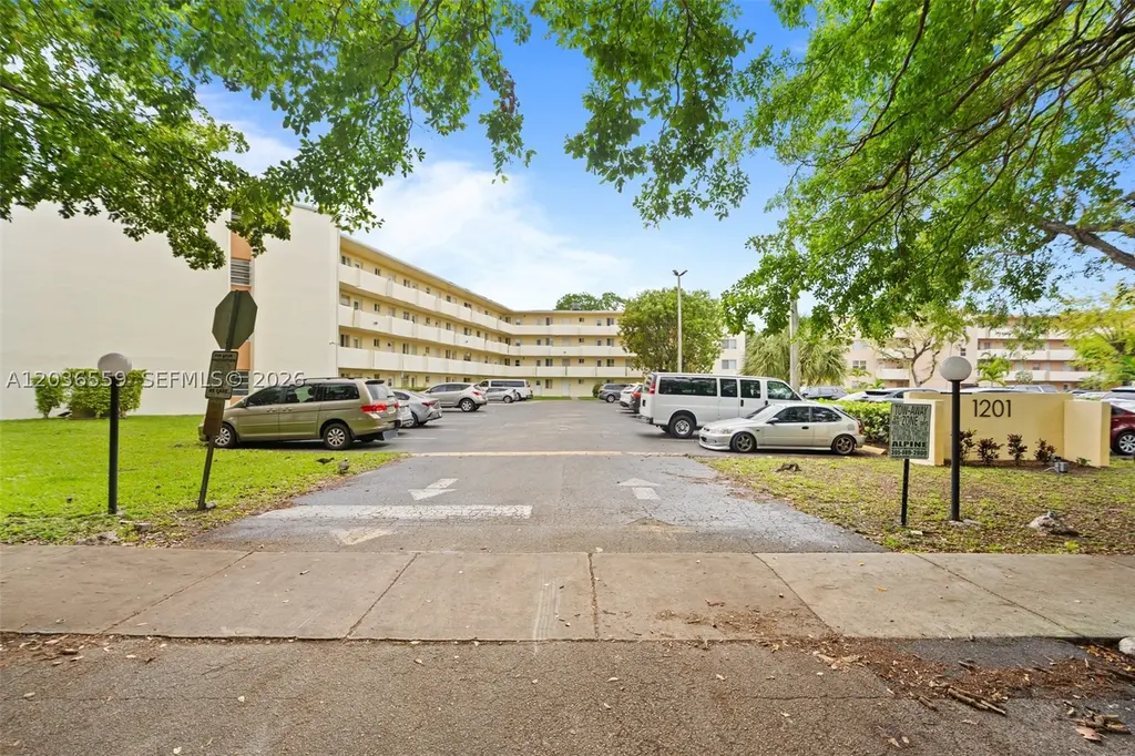 1201 NE 191st St Unit G219