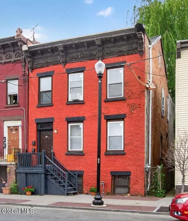 240 4th St