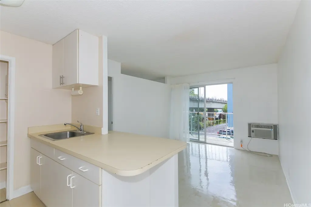 2873 S King St #203