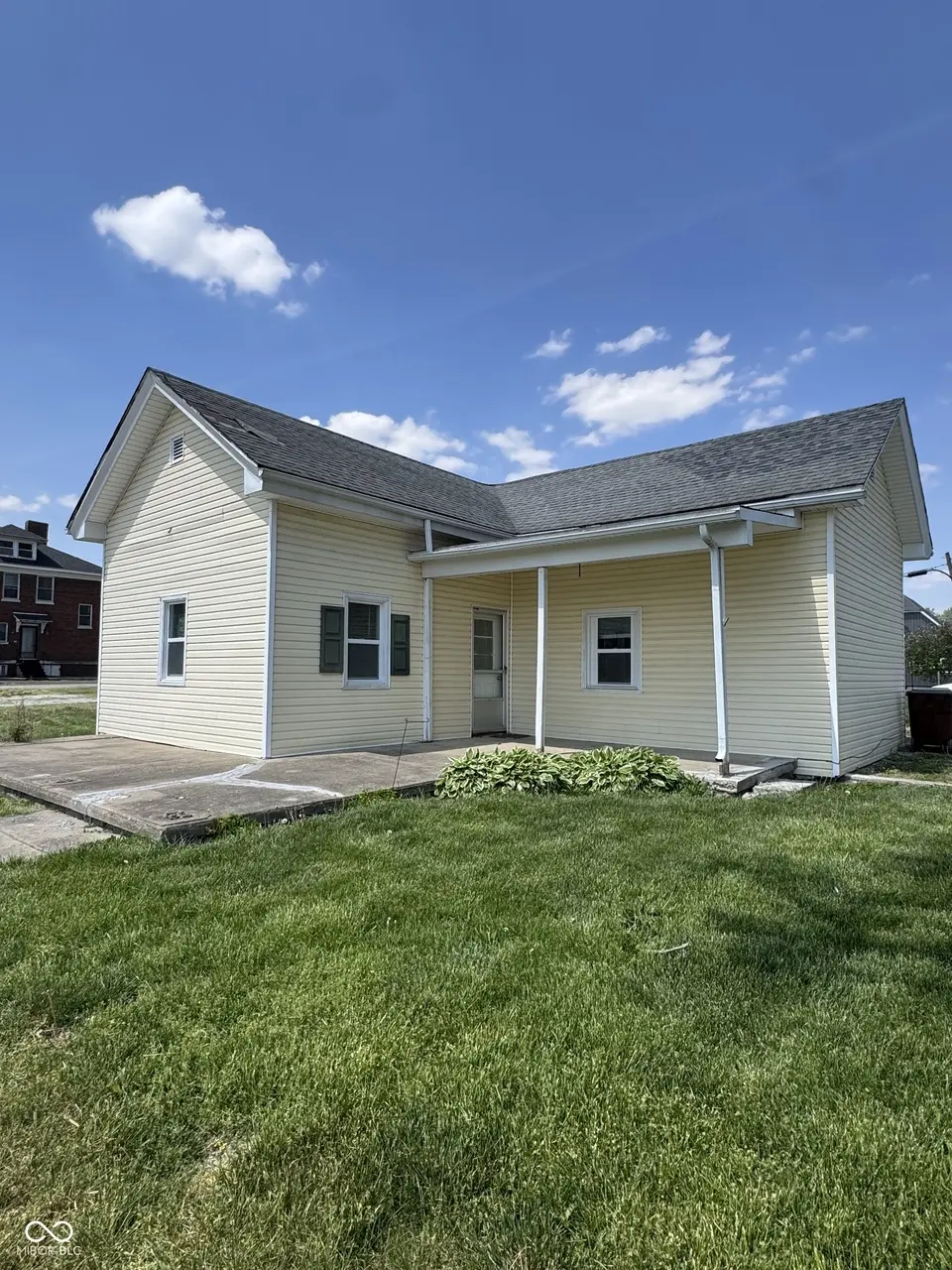 102 W Main St