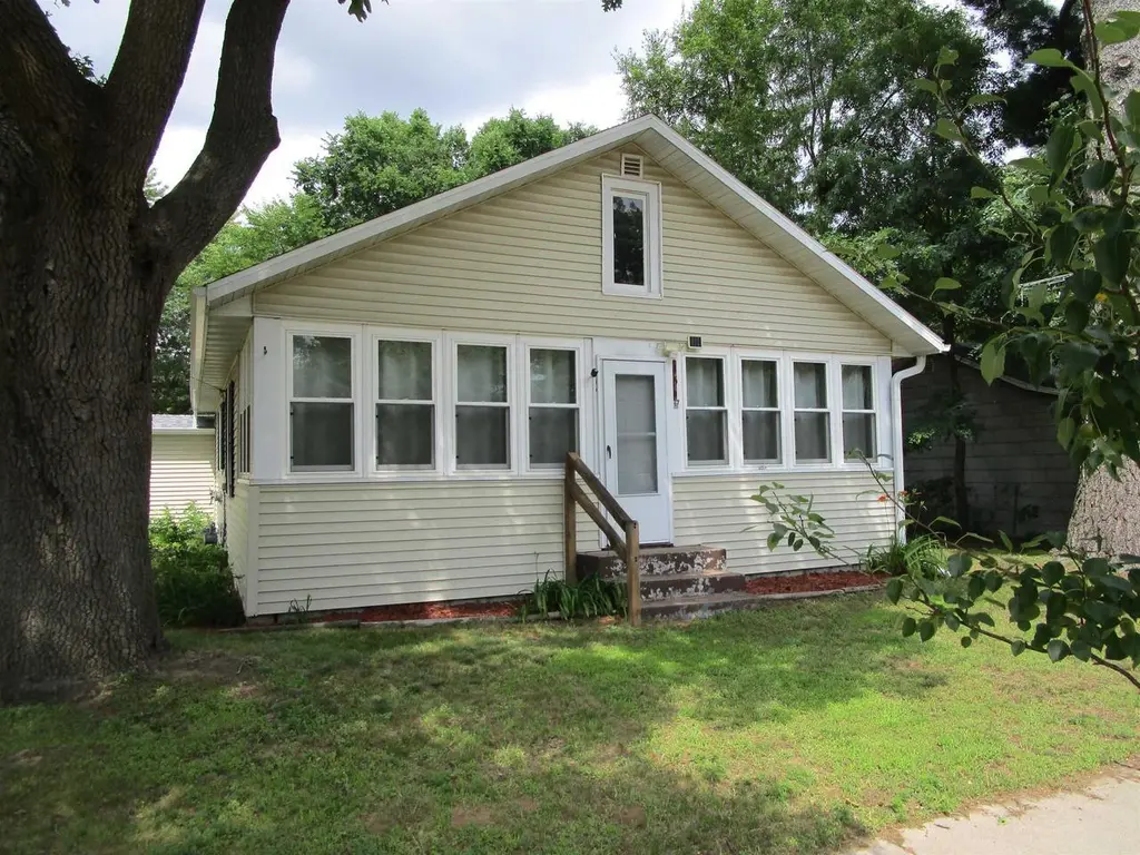 454 Center St