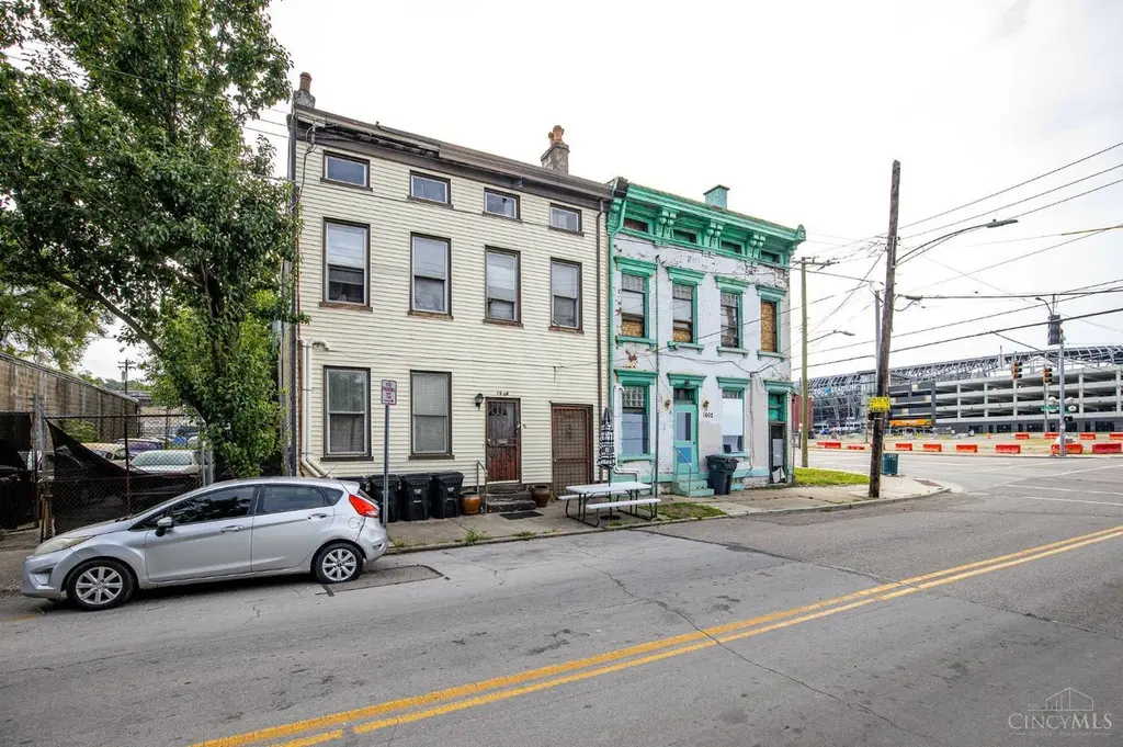 1602 John St