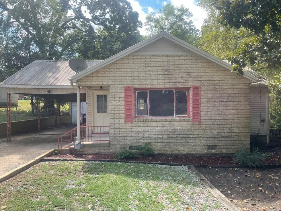 601 W Black Ln