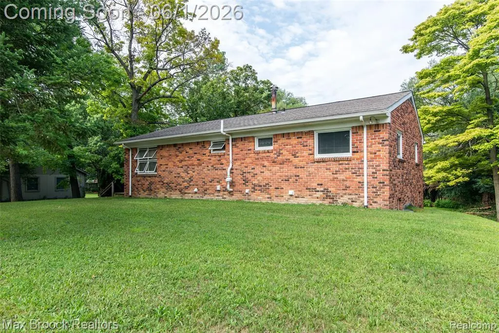 465 Robert Ct