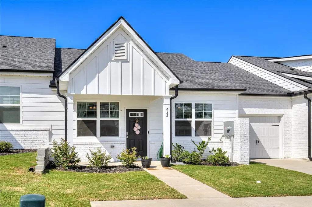 635 Quartz Ln