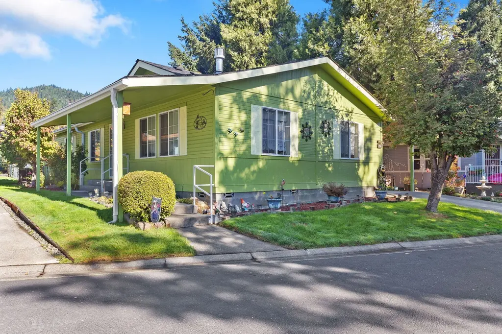 206 NW Creekside Dr