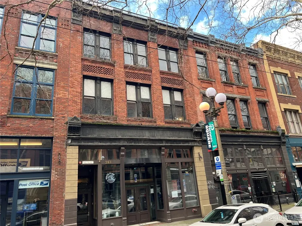 213 1st Ave S