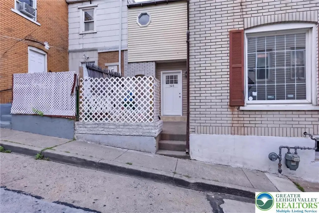 123 S Blank St