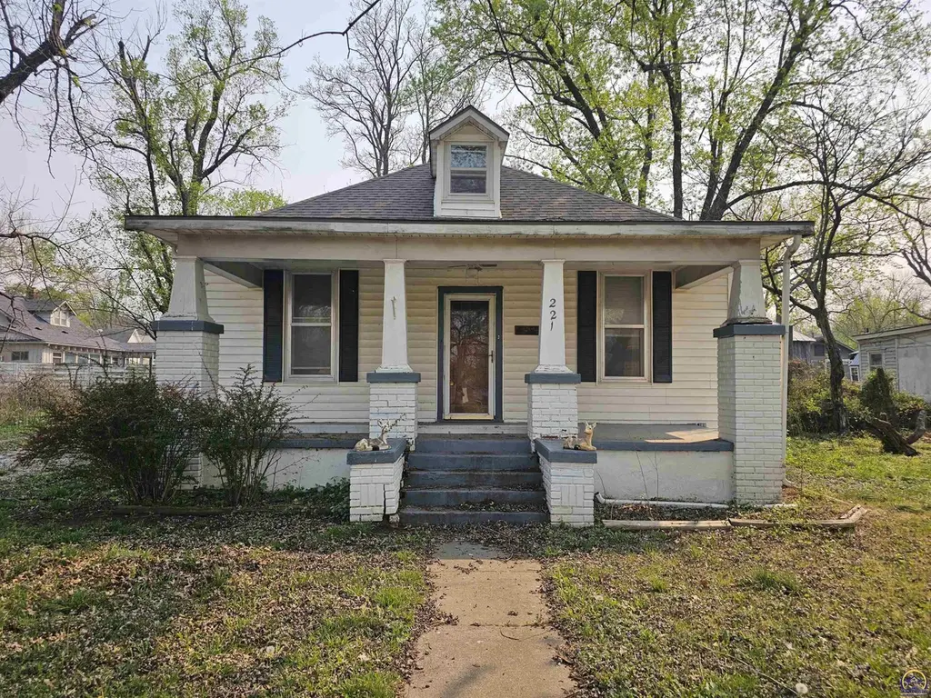 221 E Lincoln St