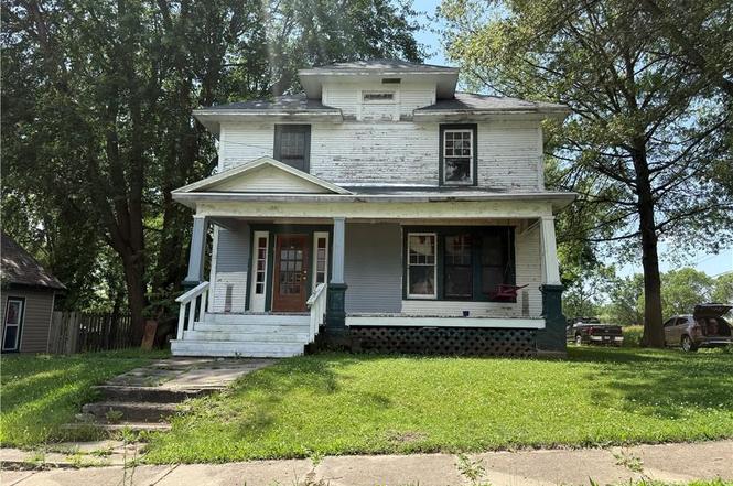 102 E 4th St