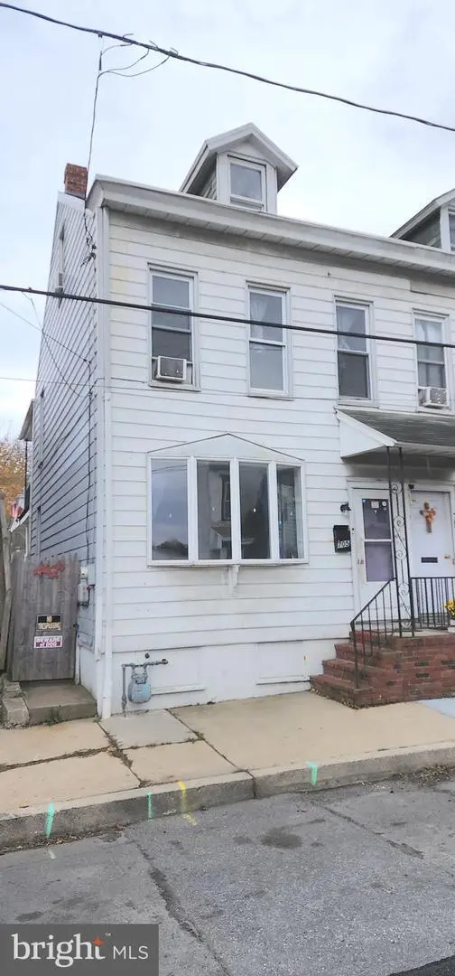 705 W Race St