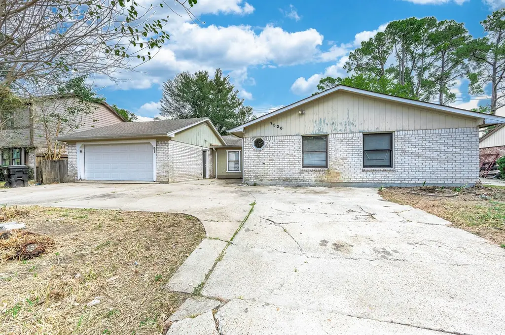7526 Antoine Dr