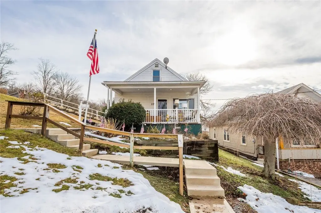 17 Hickory St