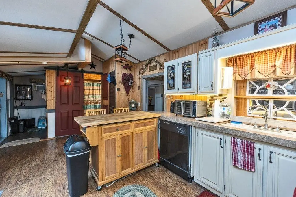 59 Lakeside Dr
