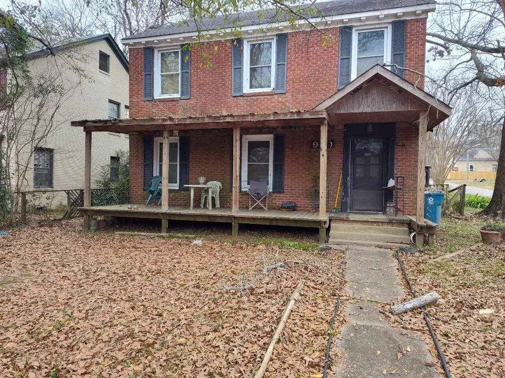 910 E Austin St